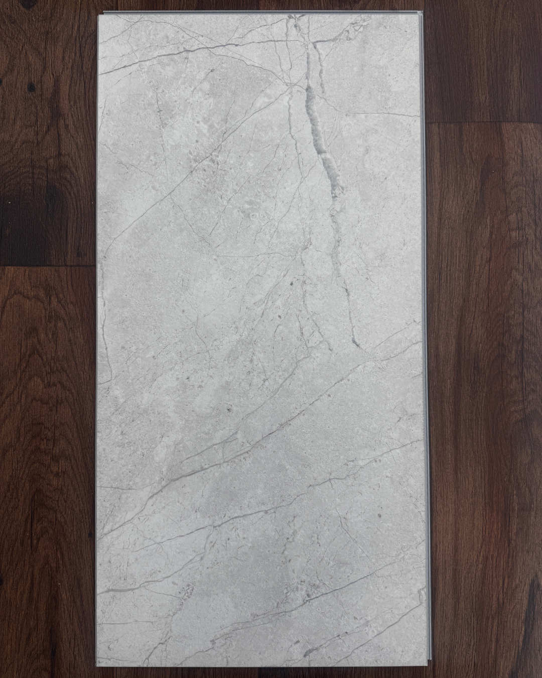 Plancher Vinyle Clic – Designer 10042 – 12″x24″ SPC | Résistant & Imperméable | 2.59$/pi²