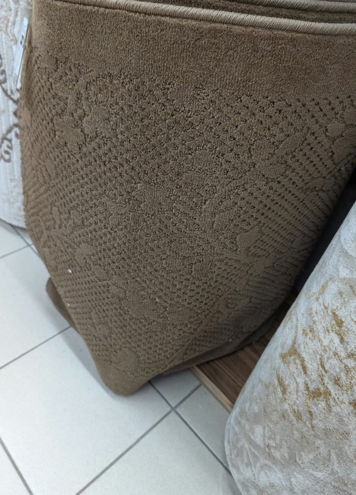 Rouleau du tapis de passage Bougainvillea brun en magasin