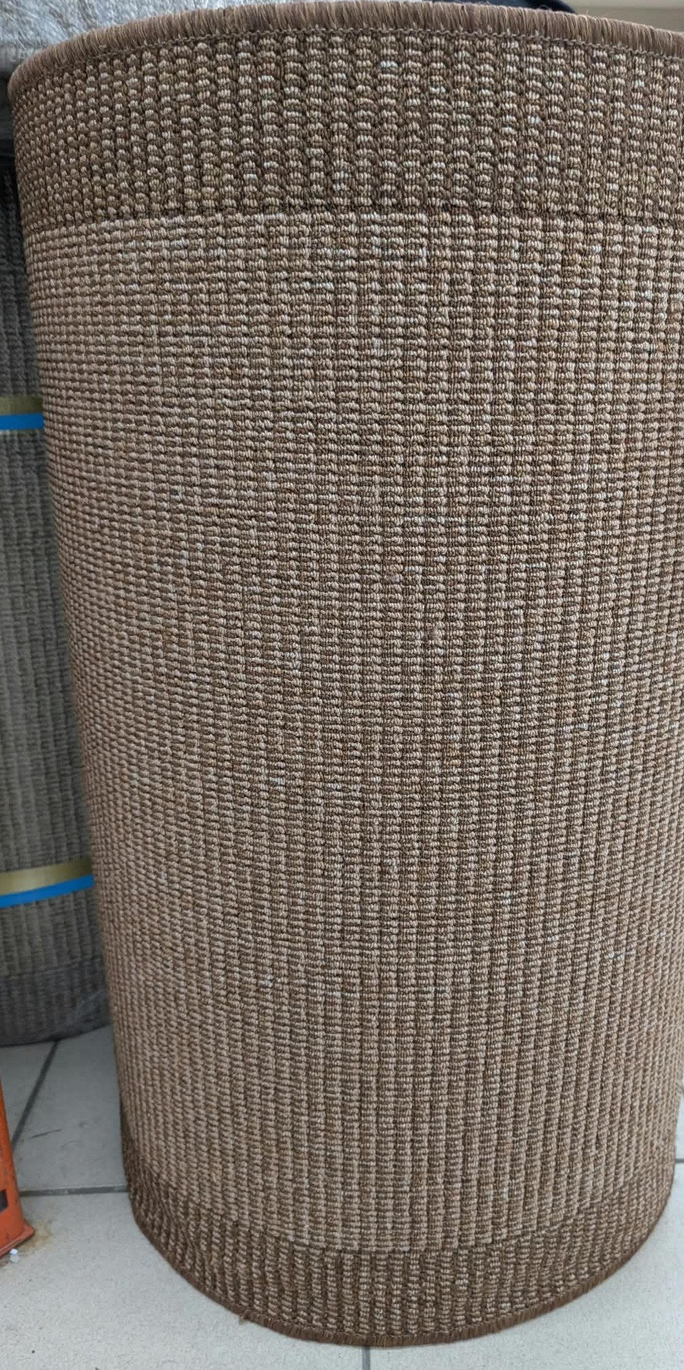 Rouleau du tapis de passage Ennea brun en magasin