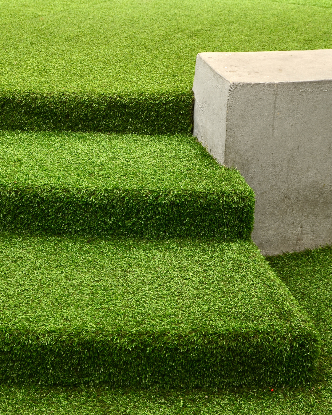 Gazon Synthétique 30mm Extérieur – 2.29$/pi² | Résistant & Économique