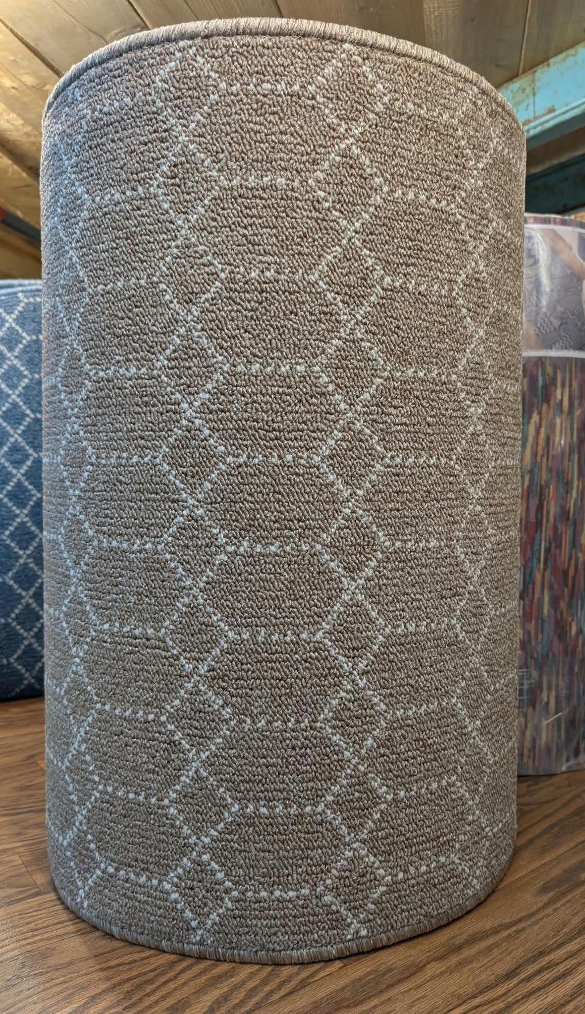 Rouleau du tapis de passage Belmont beige en magasin
