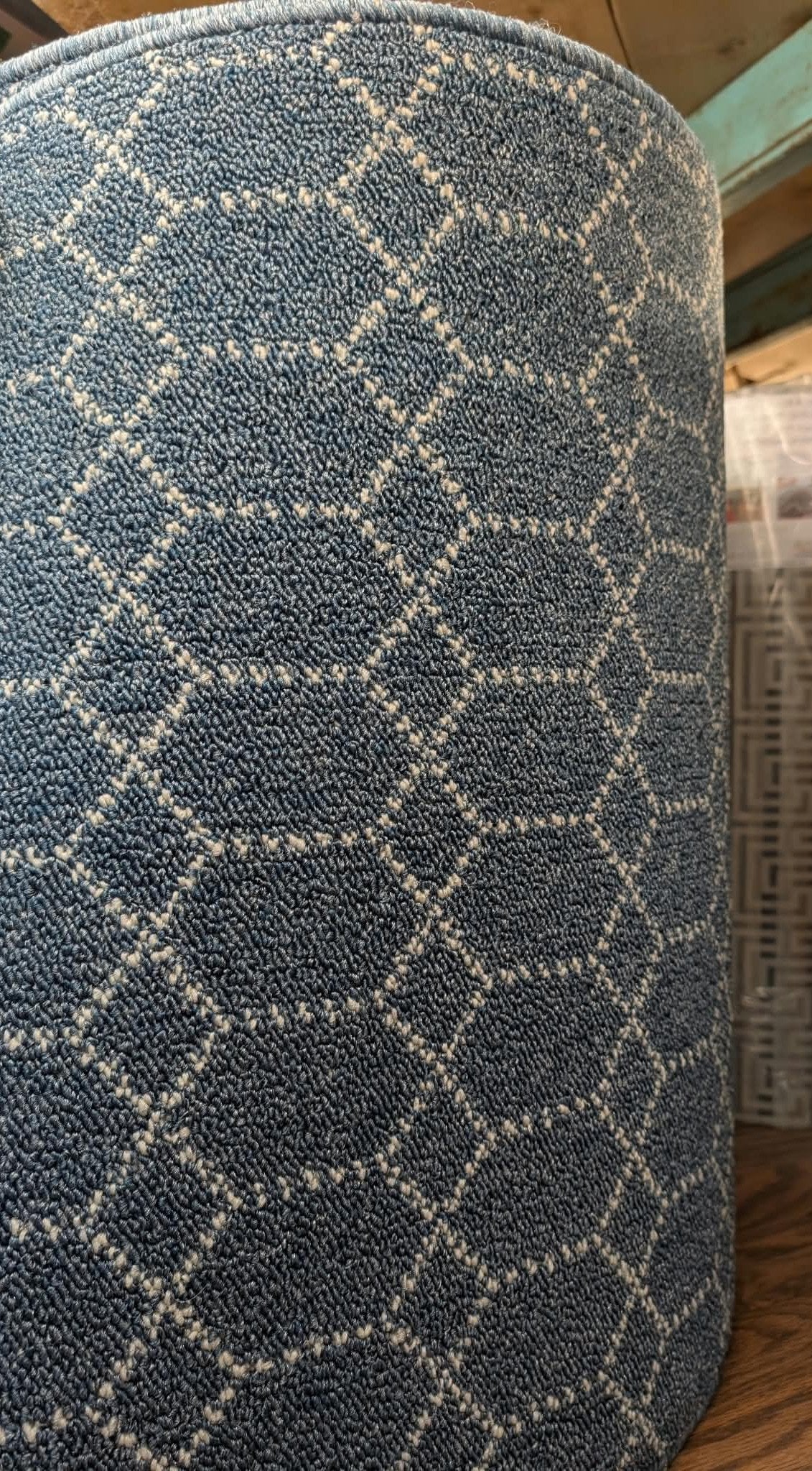 Rouleau du tapis de passage Belmont bleu en magasin