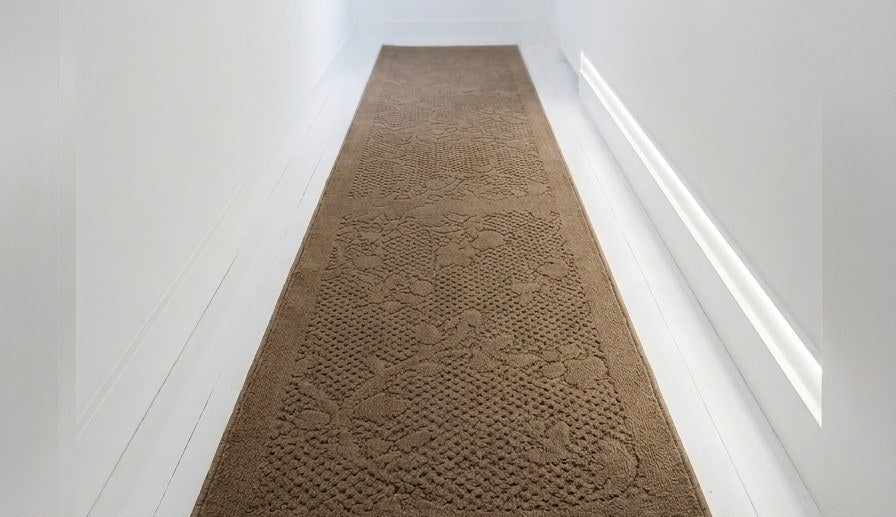 Tapis de passage Bougainvillea brun dans un corridor