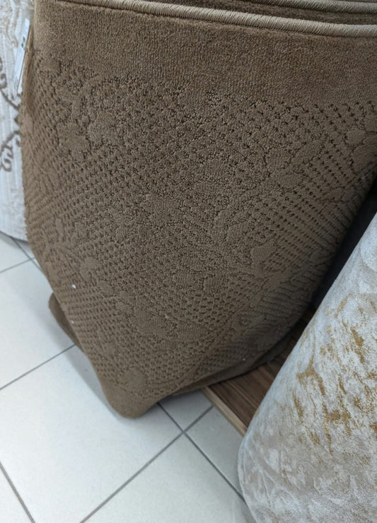 Rouleau du tapis de passage Bougainvillea brun en magasin