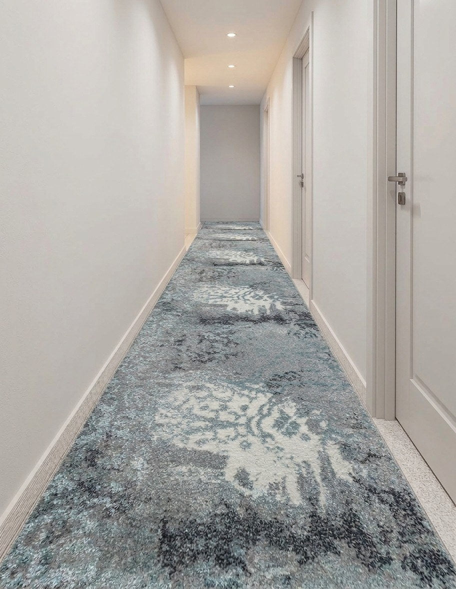 Tapis de passage Despina gris bleuté dans un corridor