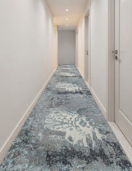Tapis de passage Despina gris bleuté dans un corridor