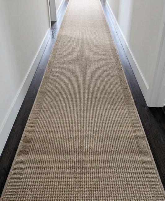 Tapis de passage Ennea beige dans un corridor