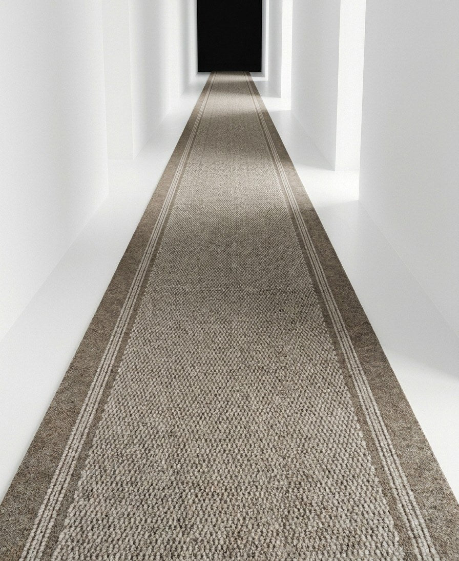 Tapis de passage Gold Medallion beige dans un corridor
