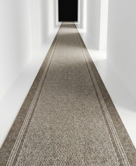 Tapis de passage Gold Medallion beige dans un corridor