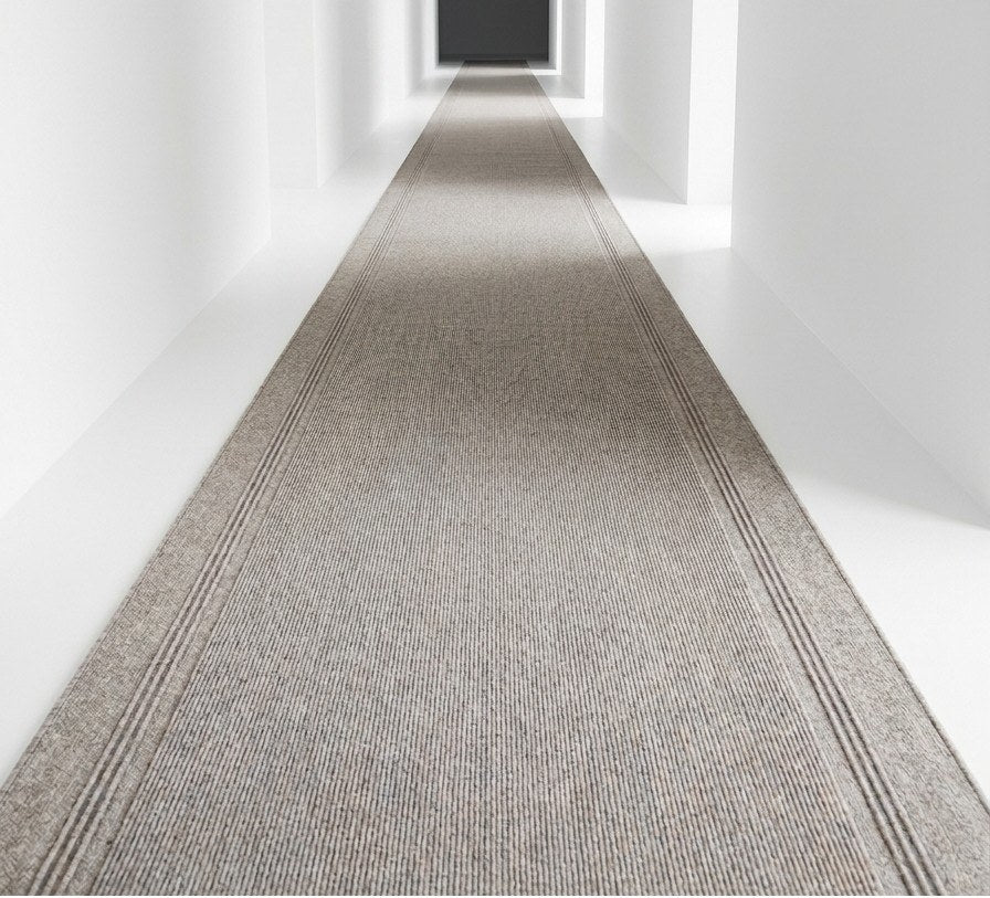 Tapis de passage Marathon gris-beige dans un corridor