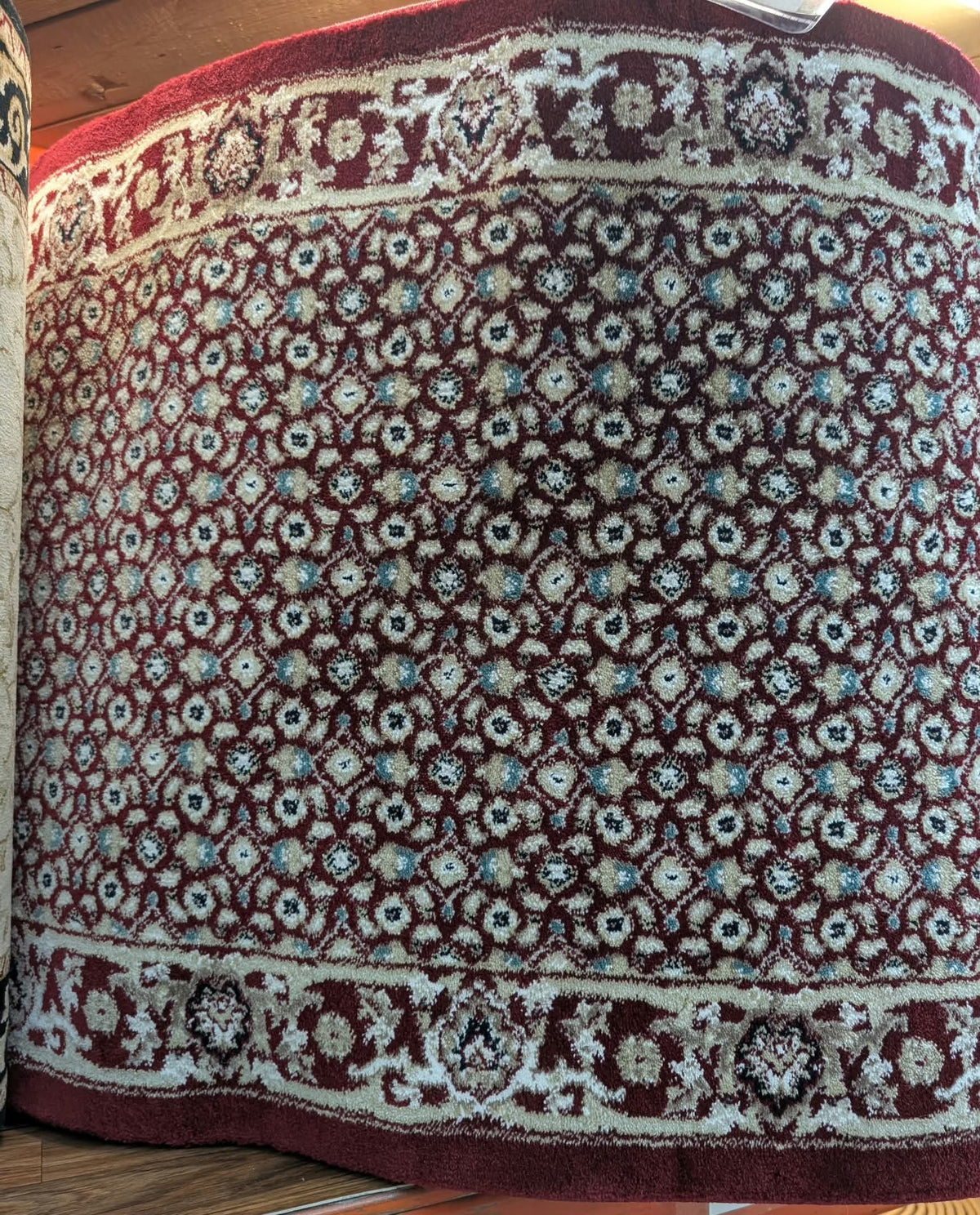 Rouleau du tapis de passage Rohana rouge en magasin