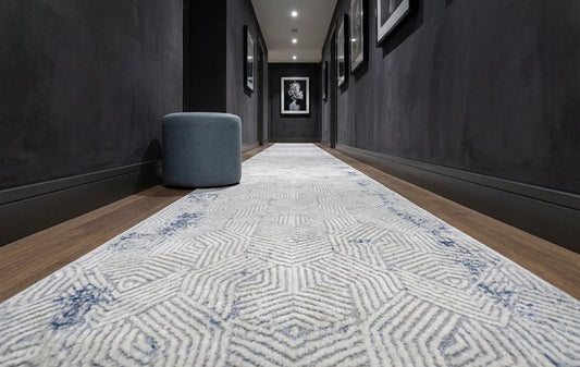 Tapis de passage Symphoni géométrique dans un corridor foncé