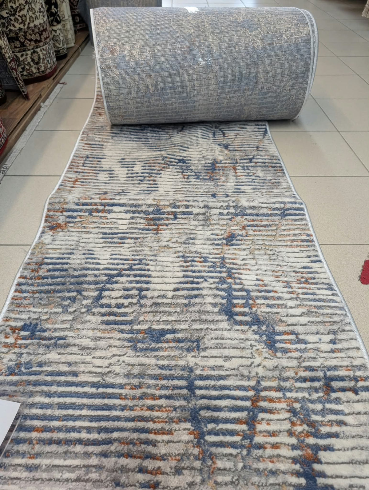 Tapis de passage Symphoni rayures déroulé en magasin
